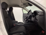 広い足元にゆったり座れるシートには肘掛けも装備しており長距離の運転でも疲れにくくなってます。女性でも運転がしやすいように、シートの高さ調整機能(シートリフター)がついています。