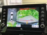 駐車時の安全性を高めるバックモニター。ガイドライン表示で、狭い場所でもスムーズに駐車できます。運転に自信がない方にもおすすめです。