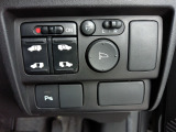 両側電動スライドドア。荷物で手が塞がる時でも簡単にドアの開閉が出来ます。何より力いらずで開閉OK。女性やお年寄りにも優しい。電動機能はOFFにもできますから元気なお子様の駆け出しも安心。