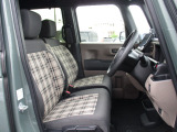 運転席と助手席は、ベンチシート仕様です。
