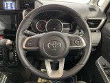 快適な操作性の運転席、ハンドルも綺麗に清掃済みです!もちろん安全を守るエアバッグも装備しているので安心してお乗りいただけます(^^)