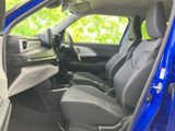 運転席からの視界は広く、運転操作もスムーズに行えます。ステアリングやペダルの配置も人間工学に基づいて設計されています。