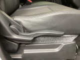 運転席にはドライバーの体型や好みに応じて前後方向だけでなく、高さの調整ができるシートリフターを装備!