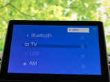Bluetooth接続やUSB入力など、多彩なソースに対応。お気に入りの音楽やラジオをクリアな音質でお楽しみいただけます。快適なドライブのお供に最適です。
