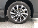 【純正アルミホイール】です!車両デザインに合わせてホイールをデザインしているため、見た目にもカッコイイアルミホイール♪洗車もラクチンで錆びません。
