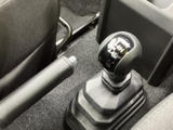 操作感の良いウインカーレバーで、安全な車線変更をサポート。直感的に操作できるため、運転に集中できます。安心の装備です。