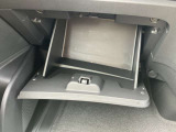 グローブボックスは奥行きがあり、日常品や車検証、その他の収納に便利です!