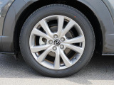 18インチ純正アルミホイールを装備。タイヤサイズは215/55R18となります。