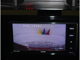 バックモニター付きです。夜間や雨天時でもはっきり写りますので、ガラス越しに後方を見るよりも死角防止や、危険を明確に判断出来ます。