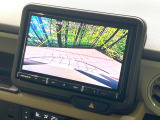 【バックカメラ】駐車時に後方がリアルタイム映像で確認できます。大型商業施設や立体駐車場での駐車時や、夜間のバック時に大活躍!運転スキルに関わらず、今や必須となった装備のひとつです!
