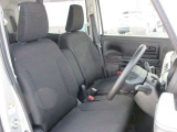 体をしっかり支えるシート形状で、運転姿勢を安定させやすい運転席。アームレスト付きで長時間の運転でも姿勢を保ちやすく、日常使いに配慮された空間です。