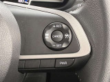前方の車との車間を設定し、スピードを上げたり緩めたりを自動で行ってくれる追尾式の「レーダークルーズ」。上級装備の一つです!高級車にしかつかない嬉しい機能です。