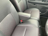 運転席にはアームレストが付いています。