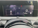 e-POWER専用メーターはモーター出力、エネルギーフロー表示、各種燃費表示機能、バッテリー残量、オド・ツイントリップメーター、デジタル時計、航続可能距離、サービスインターバルなどが表示されます