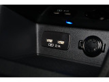 小物の収納に便利なセンタートレイには携帯等のデバイスの充電可能なUSB出力電源付です。