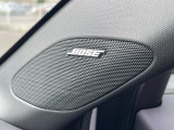 【BOSEサウンドシステム】メーカーオプションの高品位サウンドシステムを搭載。専用のチューニングが施された大小様々なスピーカーから良質なサウンドが奏でられ、臨場感あふれる音響空間を演出します。
