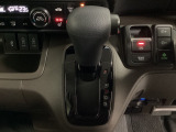CVT車のセレクトレバーです。低速から高速まで、変速ショックのないスムーズな走りと、エンジン効率のよい領域を維持して燃費にも貢献します。サイドブレーキはスイッチ操作の電子制御パーキングブレーキです。