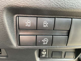 オートスライドドアは、運転席前にあるスイッチの操作でもオート開閉ができ、とても便利です。信号待ちなどで停止すると自動的にエンジンをストップさせて燃費を向上させるアイドリングストップ。