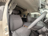 運転席の画像です。十分なスペースがあり、ゆったりした状態で運転していただけます♪