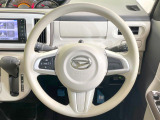 インテリアに合わせたデザインのステアリングは、運転される方のことも考え、運転しやすい形状、大きさです。是非一度、実際に触ってお確かめください。