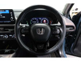 運転中もハンドルでの操作が可能です。特に高速道路等の目が離せない運転時には、便利さだけでなく、安全性も兼ね備えております。