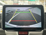 後方確認をサポートするモニターで、駐車や狭い道での運転も安心。ガイドライン表示で、より正確な位置関係を把握できます。安全な運転を支援。