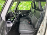 運転に必要な情報を視認しやすい位置に配置。操作性にも優れており、安全運転をサポートします。快適なドライブをより一層楽しめます。