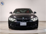 【BMWの伝統】BMWの特徴的な&ldquo;キドニーグリル&rdquo;は、80年以上続く伝統の形でございます。変わらないこだわりのデザインが、プレミアムブランド&ldquo;BMW&rdquo;を創り出します。