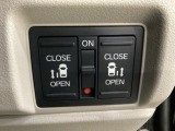 リアドアは乗り降りに便利な両側電動スライドドアです。また運転席に座っていながらスイッチ操作で自在にスライドドアを開け閉めできます。