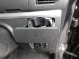 カップホルダーは運転席や助手席からちょうど手の届く位置です!!