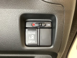 左側電動スライドドアは運転席からでも操作ができるように、ハンドル付近に開閉の操作スイッチが付いています。
