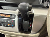 インパネシフトだから視線の移動も少なく足元もスッキリ♪運転席もゆったりしているのでゆとりを持ってドライブできますね!