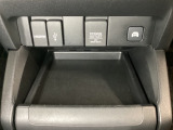 アクセサリーソケットはUSBのアダプターなどをつければ、スマホの充電にも使えます。横にはナビゲーション用の外部入力可能なUSB端子やHDMI端子がついており、周辺には物が置けるボックスがついています。