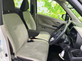 運転席からの視界は広く、運転しやすい環境です。シートの形状も工夫されており、長距離運転でも疲れにくいでしょう。