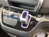 どのポジションにもワンアクションで操作できるインパネシフトに、パーキングブレーキはフットブレーキタイプです。