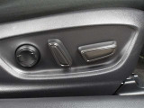 運転席はパワーシートなのでお好みのドライビングポジションに調整可能です♪