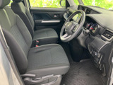 運転席からの視界は良好。広々とした空間で、ゆったりと運転に集中できます。快適なドライブをサポートします。