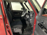運転席側にはシートリフター機能が付いております。自分のスタイルに合った運転姿勢がとれ、快適に運転することができます。