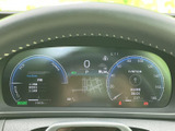 視認性の高いメーター類が、運転に必要な情報を分かりやすく伝えます。ドライバーの集中を促す、洗練されたデザインです。
