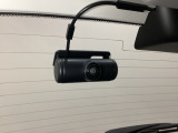 後方にもドライブレコーダーのカメラが付いています。前後両方でお車の周りを監視・記録いたします。