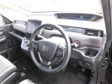 水平基調のインパネは運転者の広い視覚を確保しています。右左折時に歩行者の存在を気づきやすい工夫もされています。