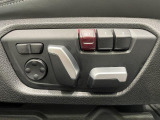 【メモリー機能付きパワーシート】運転手が代わってもボタン一つで設定ポジションに。常にご自身のドライブ設定が整います。