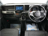 運転にかかわる様々な操作を安全に行えるように視点移動が少なく、操作性に配慮されたスイッチ類が凝縮されたコクピットです。