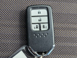 便利なスマートキー付き。キーを取り出さずにドアの施錠・解錠やエンジン始動が可能です。