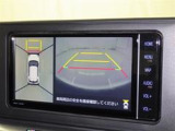 パノラミックビューモニターを装備。駐車場や交差点でクルマを真上から見るように周囲を確認できます。機能の詳細は販売店スタッフまでおたずねください。
