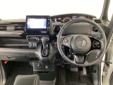 【ハンドル】運転にかかわる様々な操作を安全に行えるように視点移動が少なく操作性に配慮されたスイッチ類が凝縮されたコックピットです。