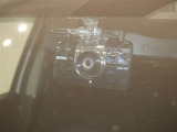 【ドラレコ前】今では車の必需品です。運転中の映像や音声を記録して残します。事故などが起きた場合の証拠になるので、もしもの時に役立ちます。