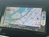 見やすい地図表示で、目的地までスムーズに案内してくれます。渋滞情報も確認できるので、効率的なルート選択も可能です。長距離運転も安心です。