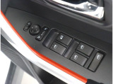運転席ドアにはパワーウィンドウスイッチが集約され、ドアミラー調整スイッチも装備!1か所で簡単に操作が可能です!