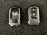 スマートキーを装備しています。鍵を差し込むことなくドアロックの開け閉めと、スタートボタン操作でのエンジンスタートができます。スペアキーも同じものを用意しております。